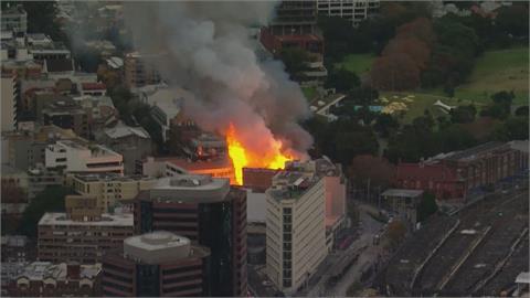 火燒大樓成巨大火炬！　雪梨廢棄大樓火災緊急疏散百人