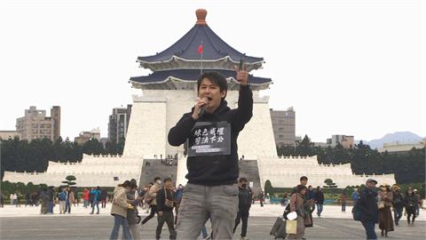 快新聞／「釘孤枝」挺柯！　小草上台：我爸媽都告訴我柯文哲有罪
