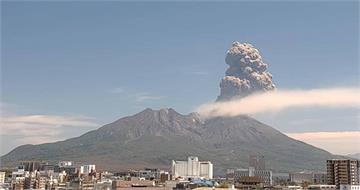 日本櫻島火山今年首爆發！噴煙直衝高空3400公尺　巨石狂飛千公尺