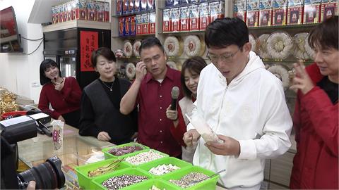 黨主席之爭秀肌肉？　黃國昌揪小雞年貨大街拜年