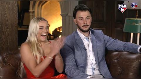 MLB(影)／勇奪賽揚獎！他卻「一臉淡定沒表情」　身旁超正女友嗨翻彷彿她得獎