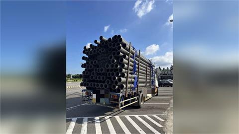 驚險！休旅車急切進中線　貨車煞停「水管噴飛」砸前車