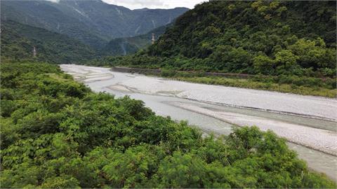 季連成視察萬里溪、馬太鞍溪防災　民眾違規闖河道遭取締