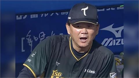 中職(影)／「洪總」洪一中又炸了！怒噴主審「是勒衝蝦毀！」爆氣過程轉播全都錄