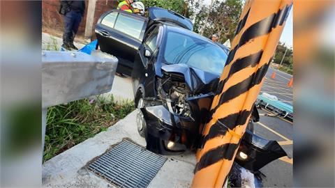苗１２８線一家４口出遊失控自撞　車頭卡電桿「呈Ｕ字形」驚險畫面曝