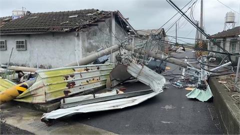 吉他工廠遭強風吹到全倒　家當、車子全被壓在鐵皮下