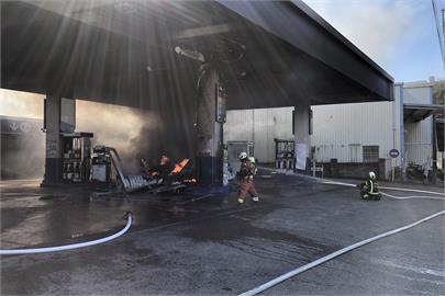 快新聞／楊梅1加油站「駕駛自撞加油機」！　無辜車輛被波及「燒得精光」畫面曝光