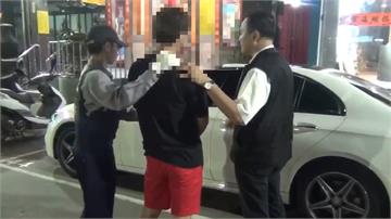 「靠太近」起糾紛？賓士駕駛拿刀劃傷貨車駕駛