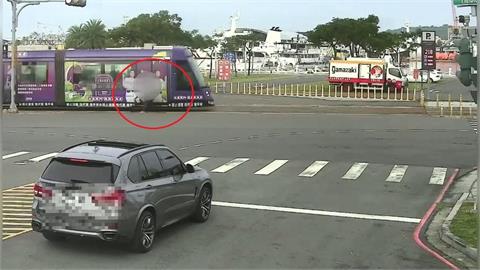 快新聞／嚇死人！高雄60歲男「騎鐵馬」擦撞輕軌列車　倒地畫面全都錄...