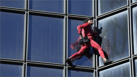 法國蜘蛛人再次出擊爬高樓　抗議政府提高退休年齡