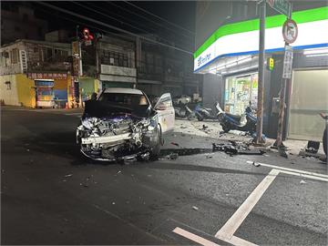 快新聞／恐怖！警車追重機、路口慘遭車禍　車頭全毀畫面曝光