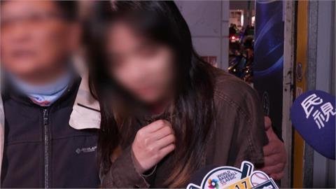 北車旁轎車暴衝　自撞騎樓柱子「整排機車被撞毀」