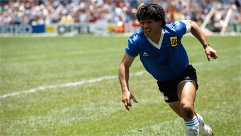 足球／阿根廷傳奇馬拉度納「上帝之手」球衣　創紀錄2.74億落槌！
