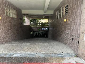 快新聞／詭異事故！台中騎士返家自摔社區車道昏迷　遭住戶開車輾過不治