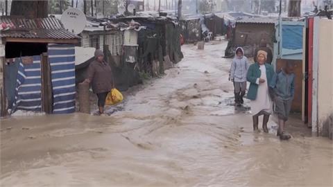南非豪雨沖毀貧民窟釀8死　其中4名孩童觸電亡