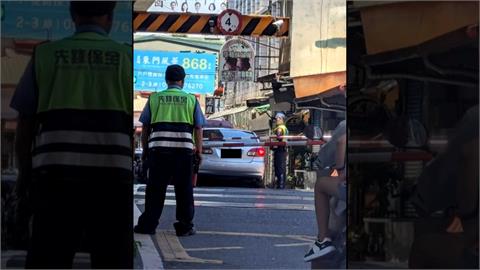 車輛回堵駕駛硬要過？　宜蘭轎車「塞平交道上」驚險畫面曝