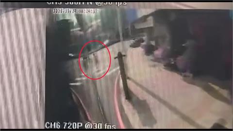 前妻替兒子拜票遭公車輾斃　議員周勝考悲痛哽咽！客運：負全責