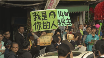快新聞／蔡英文合體余天三重掃街 馬尾妹高舉「我是你的人」手板人潮擠爆