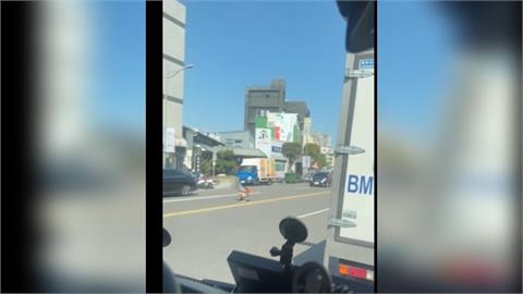 國道塞車當舞池！？　出租車外國乘客荒謬下車熱舞