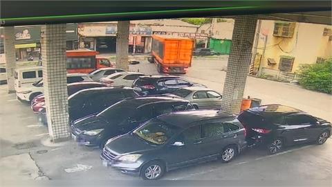 驚險一瞬間！曳引車剛駛出轉彎　女騎士突慘摔差點被輾斃