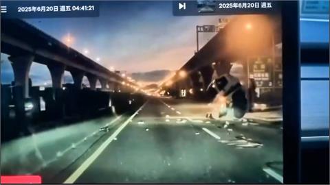 國道上有人？貨車急閃「翻兩圈」　車上米撒一地　共三人送醫