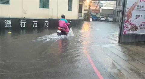 快新聞／屏東一早雨彈來襲　東隆里路面積水車輛激起水花「畫面曝光」