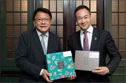 日本眾議員鈴木馨祐訪台　潘孟安送屏東可可禮盒盼感受「多一度的熱情」