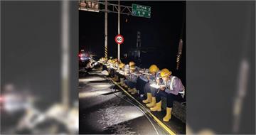 台南仍近10萬戶停電！台電人員夜間坐路邊吃便當　上萬人讚爆：英雄
