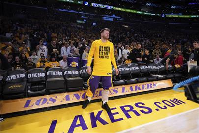 NBA(影)／「動77」首度為湖人出賽　前獨行俠冠軍傳奇到場力挺小老弟