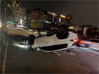 連假最後一天翻車！龜山小客車擦撞路邊2車後翻覆