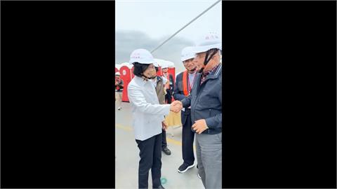 蔡英文與蘇貞昌參觀淡江大橋　　被讚任內沒颱風笑了：蘇院長比較兇