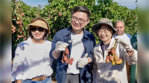 快新聞／「荔」量大綻放！蔡英文偕賴瑞隆化身一日果農　親採玉荷包支持高雄在地農業