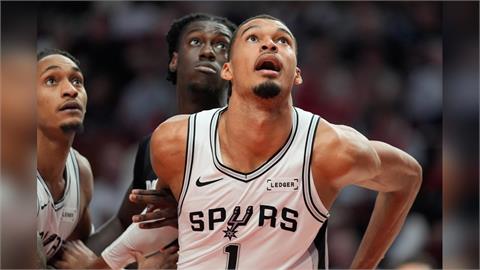 NBA(影) ／「斑馬」復出大殺四方！率馬刺從落後19分大逆轉倒贏21分聽牌