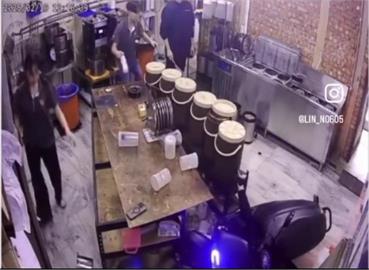 女騎士「誤催油門」撞入胞姊的飲料店　店長影片PO網高情商揶揄