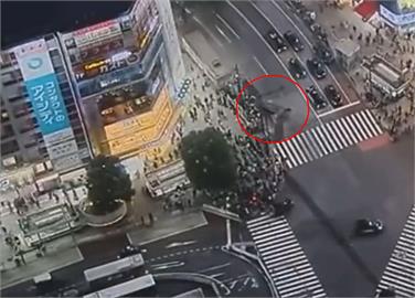 快新聞／事發畫面曝！東京澀谷轎車「疑轉彎轉過頭」 衝撞人群釀7傷
