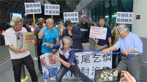 鄭麗文將搭機訪美！台灣國送14字赴桃機抗議　行動劇諷刺畫面曝