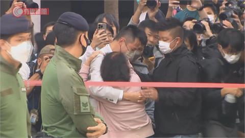 宏福苑惡火傷亡慘重　百人排隊認屍　家屬目睹遺照崩潰痛哭