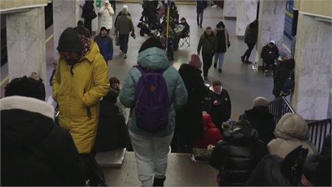 耶誕節照攻擊！俄轟烏能源設施　民眾往地鐵站避難