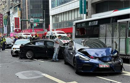 快新聞／78歲貿易商重慶南路無照暴衝釀8傷！　特斯拉車主深夜提告過失傷害