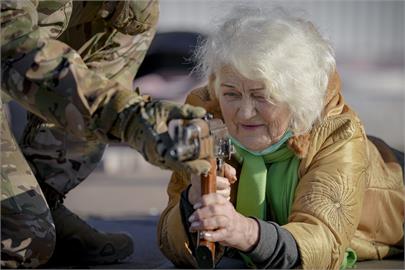 不怕俄羅斯！78歲烏克蘭阿嬤持AK-47步槍臥射　決心捍衛家園