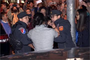 勞團抗議修法坐凱道 遭警方強制驅離