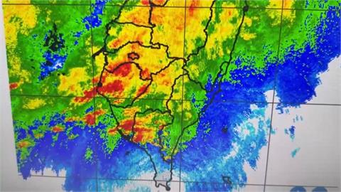 雨彈狂炸南台灣！高雄環保局助清淤　嘉義驚現「牆雲」