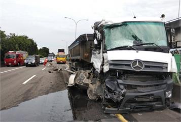 聯結車國道撞客運　疑未保持行車安全距離肇禍