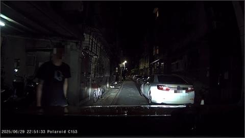 不滿女友不接電話！　男友夥同壯漢「擄人上車」畫面曝光