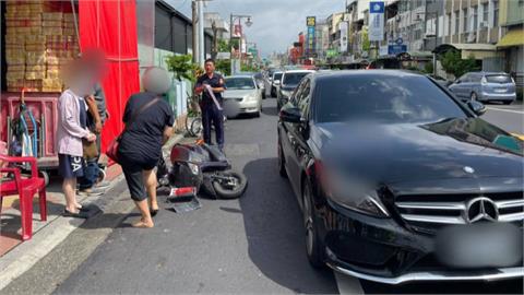 男路邊停車突爆衝撞傷女友　轎車等紅燈突往後衝撞傷2騎士