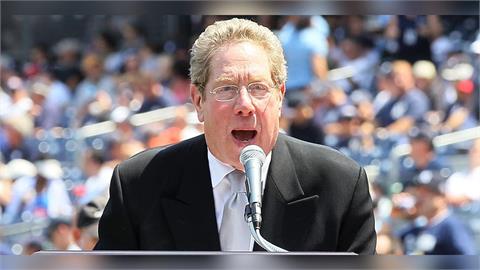 MLB(影)／「洋基之聲」辭世YES主播凱伊憶故人淚崩！轉播法官開轟向好友致敬