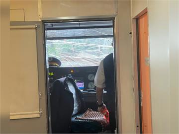 快新聞／台鐵207車次太魯閣號遭鷹架倒落砸中　擋風玻璃碎裂卡在福隆