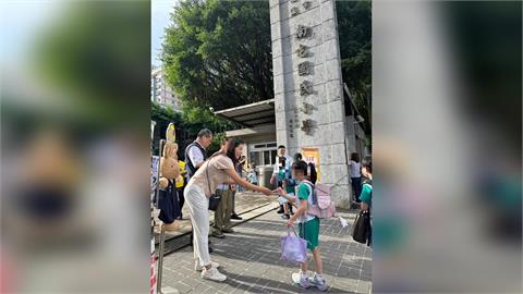 快新聞／90年代玉女歌手驚喜現身！國小開學日迎學童　新身分曝光