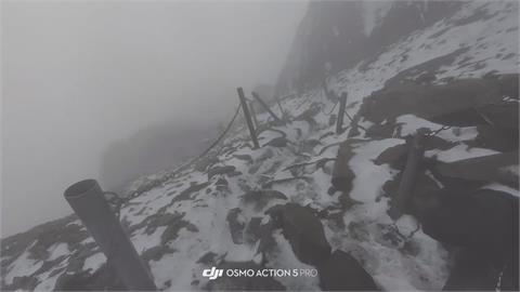 4月降雪奇景！玉山北峰積雪2公分　呈現銀白夢幻美景