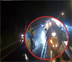 超驚險！天雨視線不良　女騎士載10歲兒自撞分隔島噴飛畫面曝